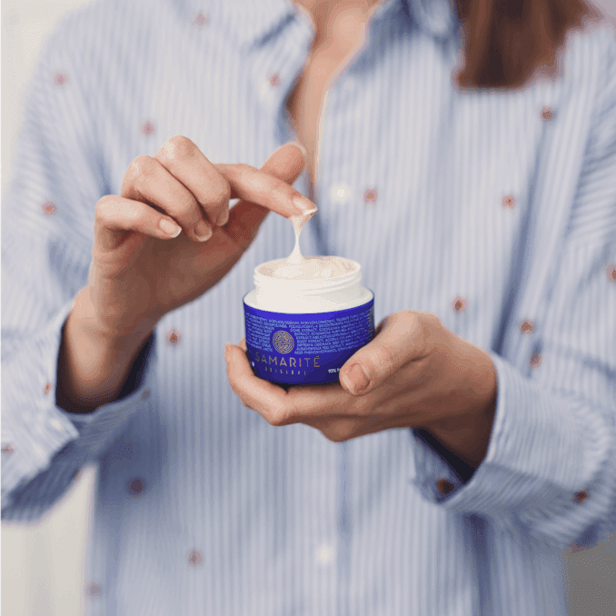 grafika modelka z konsystencją divine cream