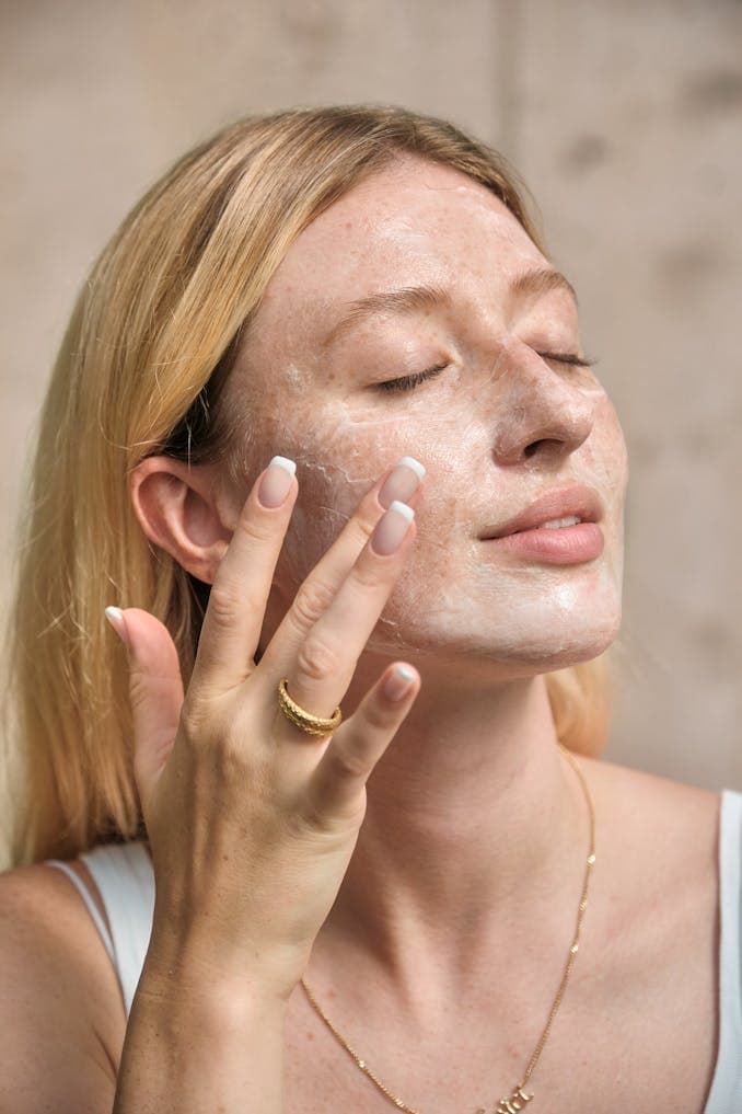 Zaskórniki otwarte i zaskórniki zamknięte - jak powstają i jak się ich pozbyć?