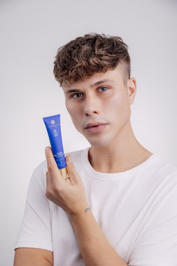 Elegancki i praktyczny prezent dla mężczyzn a pielęgnacja wymagającej męskiej skóry