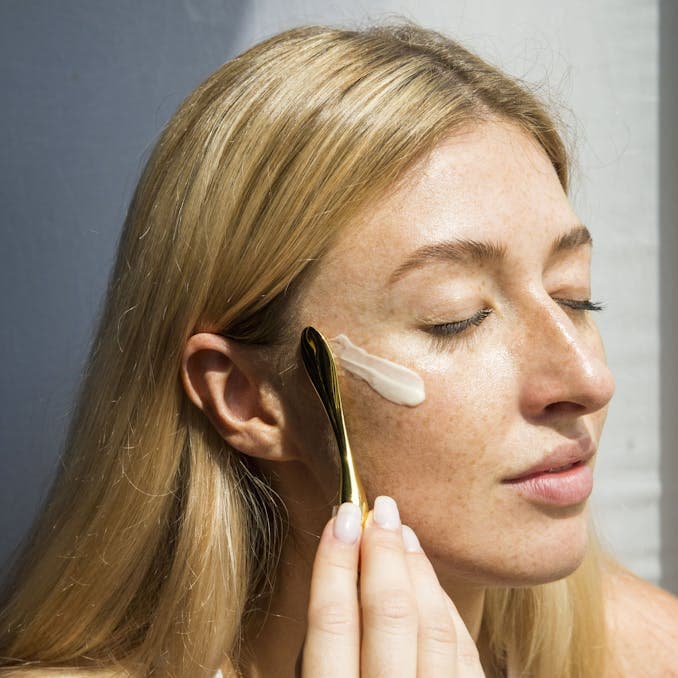 Nadmiar sebum – czym jest łój skórny i jak zmniejszyć jego wydzielanie?