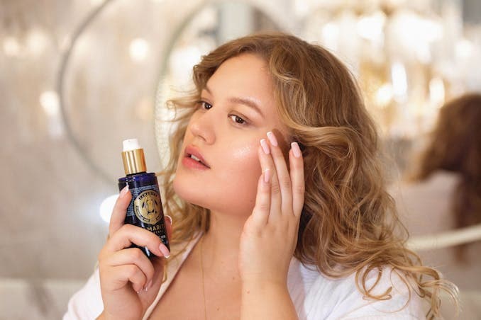 Nadmiar sebum – czym jest łój skórny i jak zmniejszyć jego wydzielanie?