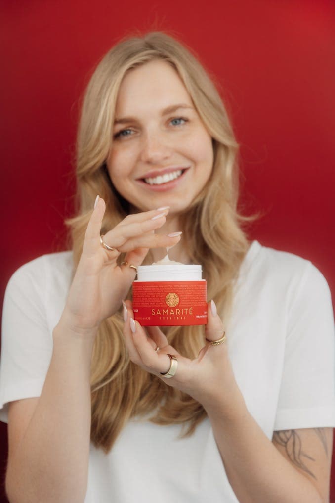 modelka balm czerwone tło