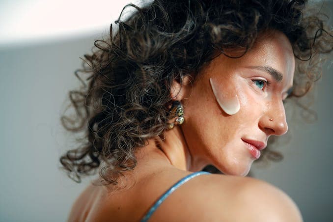 Najlepsze kremy na podrażnioną skórę - łagodzą wrażliwą cerę i zaczerwienienia